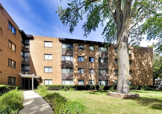 Photo 3 of Condo for sale at 1600 W Greenleaf Ave #102, Chicago, IL 60626 | MLS# 12781849 | Listing updated on 2026-10-09