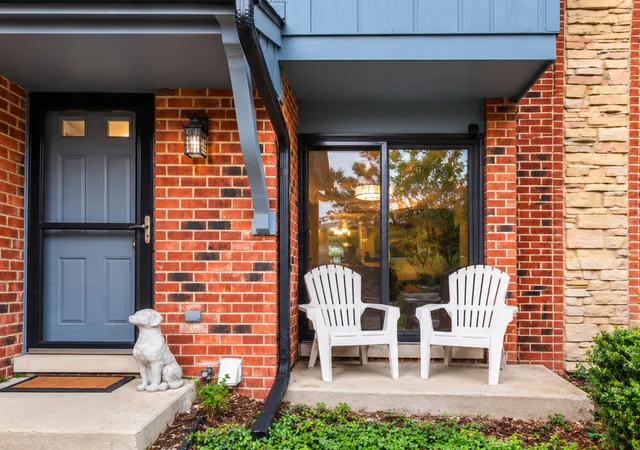 Photo 2 of Townhouse for sale at 1251 Croydon Ct, Wheaton, IL 60189 | MLS# 12781853 | Listing updated on 2026-10-22
