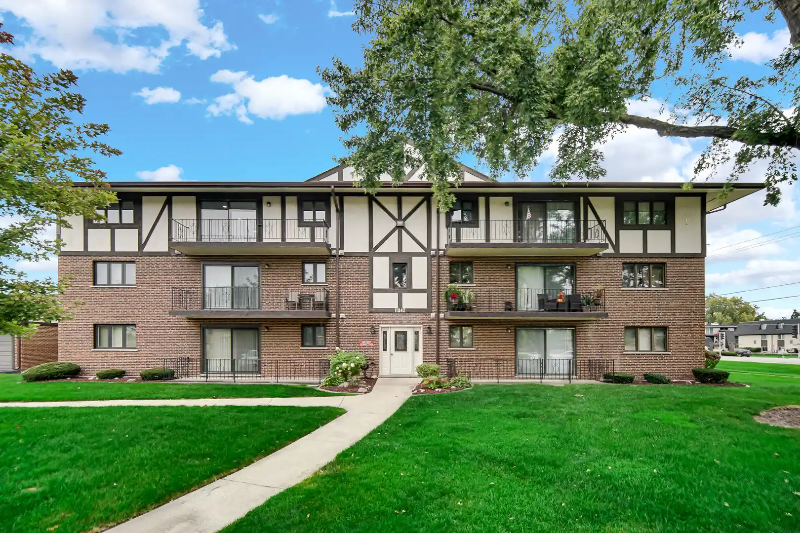 Listing Photo 2 - Condo for sale in 11042 S Theresa Cir located at 11042 S Theresa Cir, Palos Hills, IL 60465 - Unit #3A