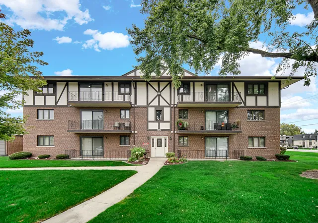 Listing Photo 2 - Condo for sale in building located at 11042 S Theresa Cir, Palos Hills, IL 60465 - Unit #3A