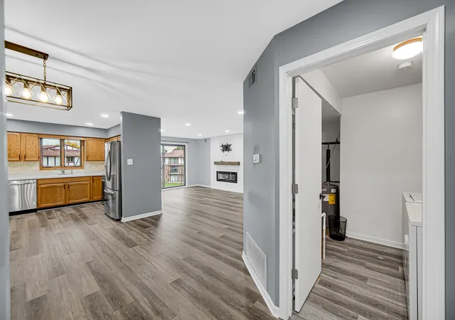 Listing Photo 3 - Condo for sale in building located at 11042 S Theresa Cir, Palos Hills, IL 60465 - Unit #3A