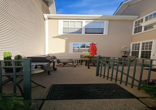 Photo 3 of Townhouse for sale at 425 N Carlisle Ct, Round Lake, IL 60073 | MLS# 12781904 | Listing updated on 2026-10-22