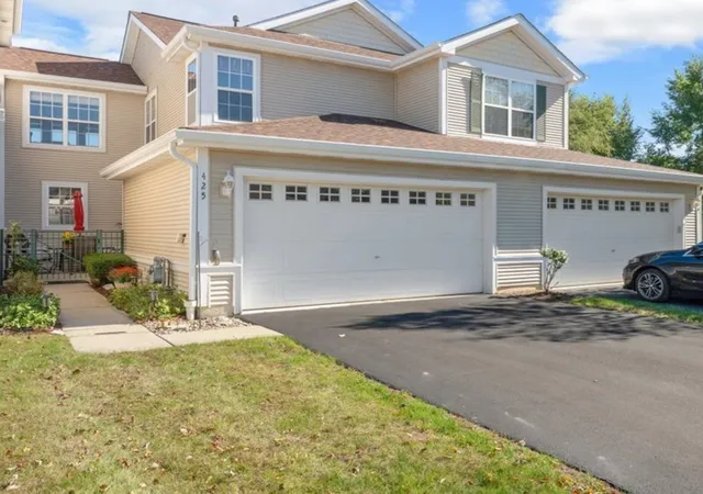Photo 4 of Townhouse for sale at 425 N Carlisle Ct, Round Lake, IL 60073 | MLS# 12781904 | Listing updated on 2026-10-22