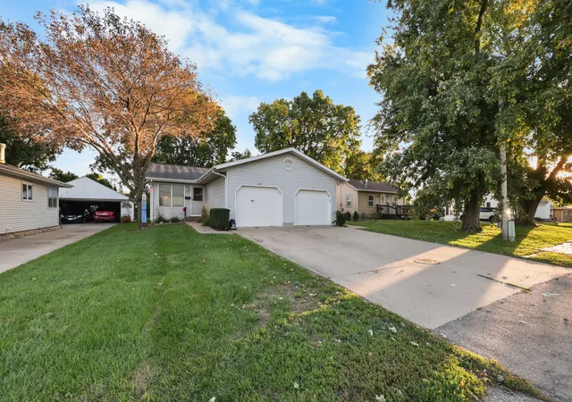 Listing Photo 2 - Condo for sale in building located at 405 Gentleman St, Ottawa, IL 61350