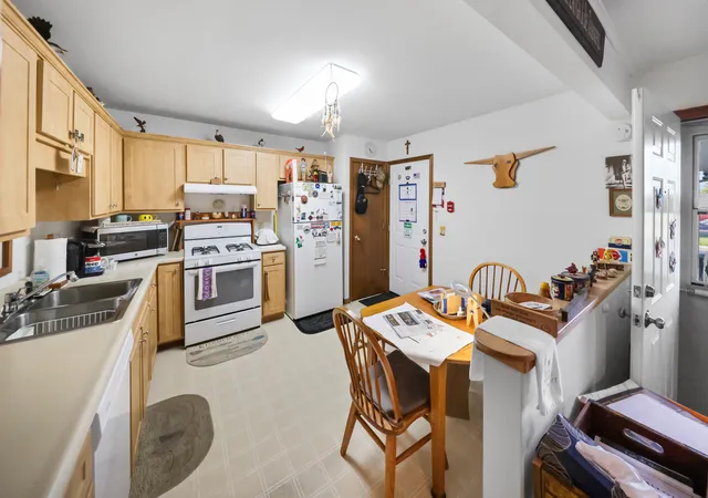 Listing Photo 4 - Condo for sale in building located at 405 Gentleman St, Ottawa, IL 61350