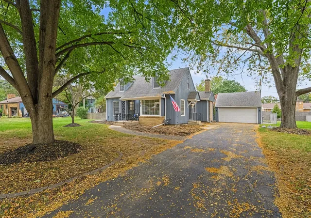 Photo 2 of Single family home for sale at 35 S Westlawn Ave, Aurora, IL 60506 | MLS# 12781984 | Listing updated on 2026-10-10