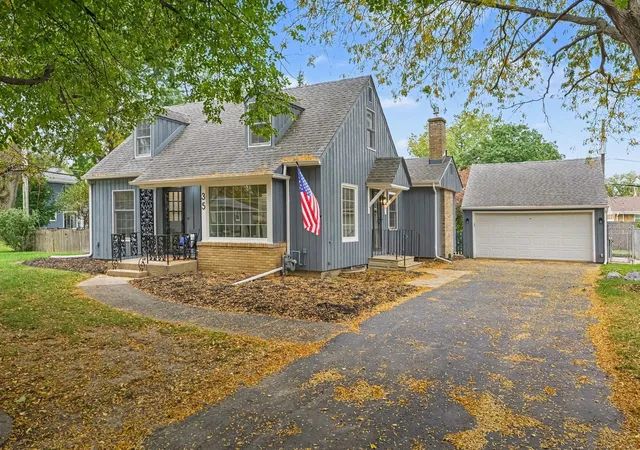 Photo 3 of Single family home for sale at 35 S Westlawn Ave, Aurora, IL 60506 | MLS# 12781984 | Listing updated on 2026-10-10