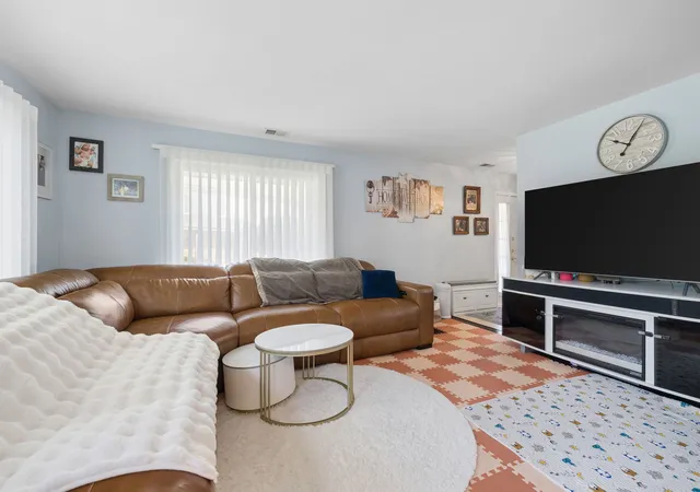 Photo 3 of Townhouse for sale at 9239 Woodbury Ct, Orland Park, IL 60462 | MLS# 12781995 | Listing updated on 2026-10-09