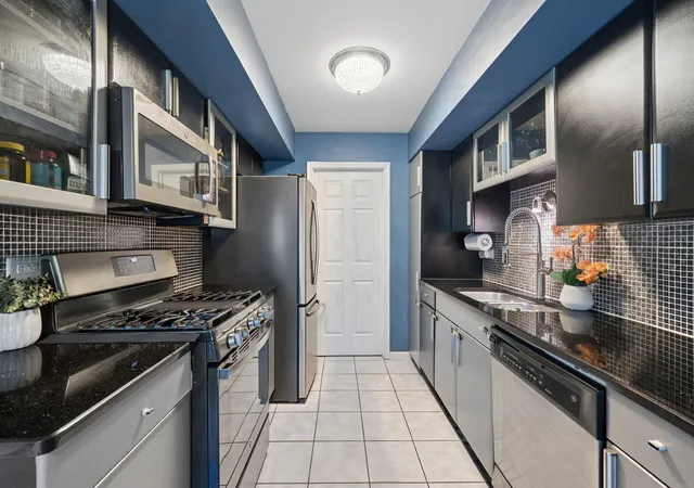 Photo 4 of Townhouse for sale at 9239 Woodbury Ct, Orland Park, IL 60462 | MLS# 12781995 | Listing updated on 2026-10-09