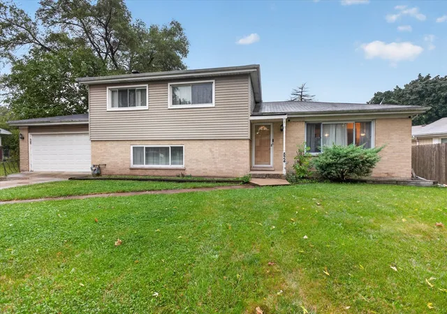 Single family home for sale at 824 Dolores Dr, Bensenville, IL 60106 | MLS# 12781996