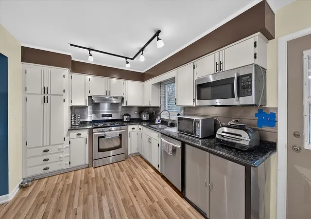 Photo 4 of Single family home for sale at 824 Dolores Dr, Bensenville, IL 60106 | MLS# 12781996 | Listing updated on 2026-10-22