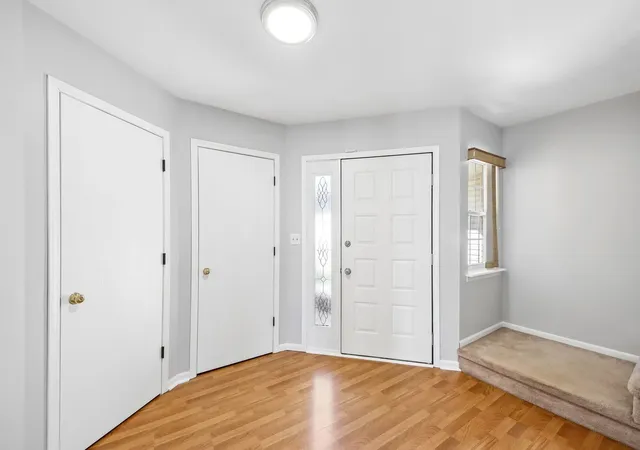 Photo 3 of House for sale at 1084 Viewpoint Dr, Lake In The Hills, IL 60156 | MLS# 12782039 | Listing updated on 2026-10-09