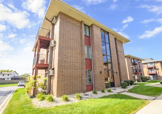 Photo 2 of Condo for sale at 15736 Terrace Dr #R02, Oak Forest, IL 60452 | MLS# 12782117 | Listing updated on 2026-10-28