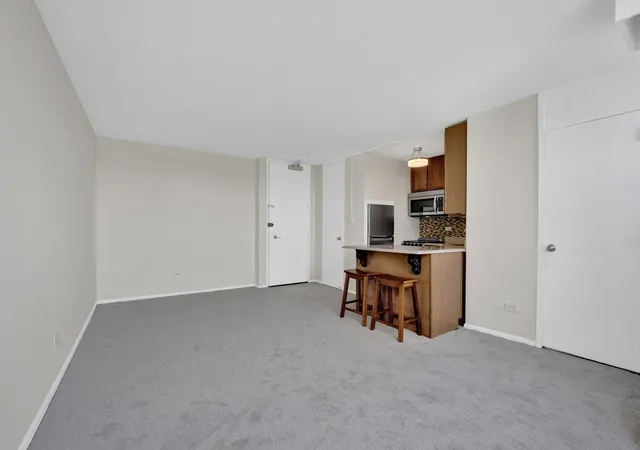 Listing Photo 5 - Condo for sale in building located at 3110 N Sheridan Rd, Chicago, IL 60657 - Unit #1607