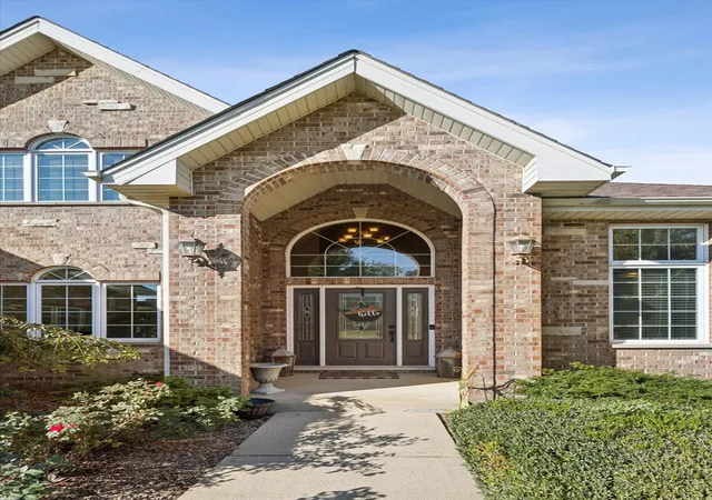 Photo 3 of Single family home for sale at 8675 Hotchkiss Dr, Frankfort, IL 60423 | MLS# 12782218 | Listing updated on 2026-10-10