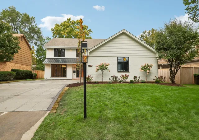 Photo 3 of Single family home for sale at 309 W Maple St, Hinsdale, IL 60521 | MLS# 12782249 | Listing updated on 2026-10-10