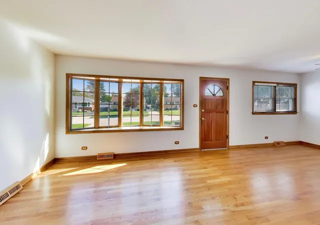 Photo 3 of Single family home for sale at 432 Vassar Ln, Des Plaines, IL 60016 | MLS# 12782265 | Listing updated on 2026-10-29