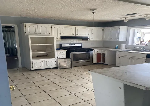 Photo 4 of Single family home for sale at 6818 Maple Ct, Bridgeview, IL 60455 | MLS# 12782325 | Listing updated on 2026-10-10