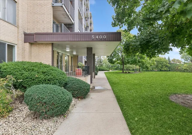 Photo 2 of Condo for sale at 5400 Walnut Ave #206, Downers Grove, IL 60515 | MLS# 12782337 | Listing updated on 2026-10-22