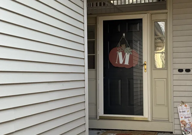 Photo 2 of Townhouse for sale at 3 Rose Hl, Algonquin, IL 60102 | MLS# 12782338 | Listing updated on 2026-10-22
