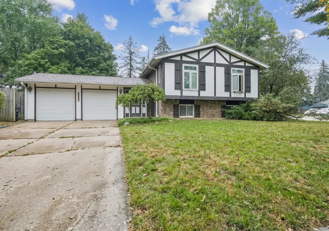 Single family home for sale at 1013 Cardiff Dr, Crystal Lake, IL 60014 | MLS# 12782356