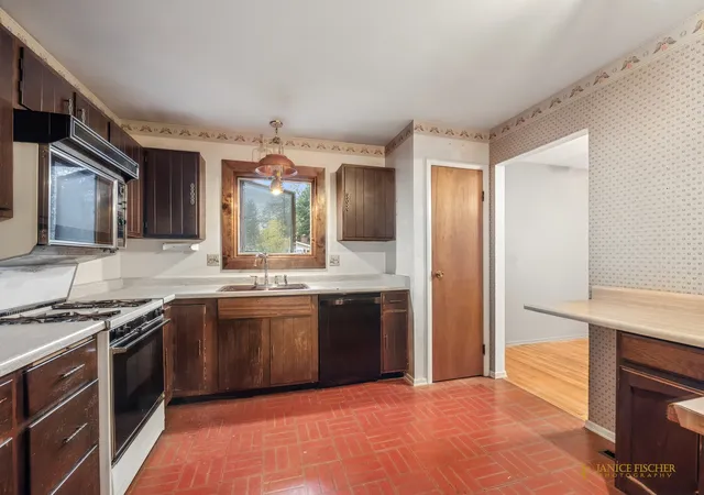 Photo 4 of Single family home for sale at 1013 Cardiff Dr, Crystal Lake, IL 60014 | MLS# 12782356 | Listing updated on 2026-10-21