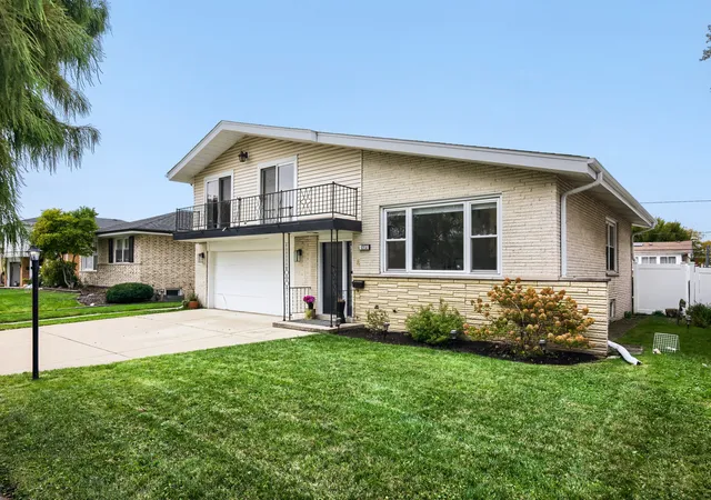 Photo 3 of Single family home for sale at 10932 S Kilbourn Ave, Oak Lawn, IL 60453 | MLS# 12782361 | Listing updated on 2026-10-10