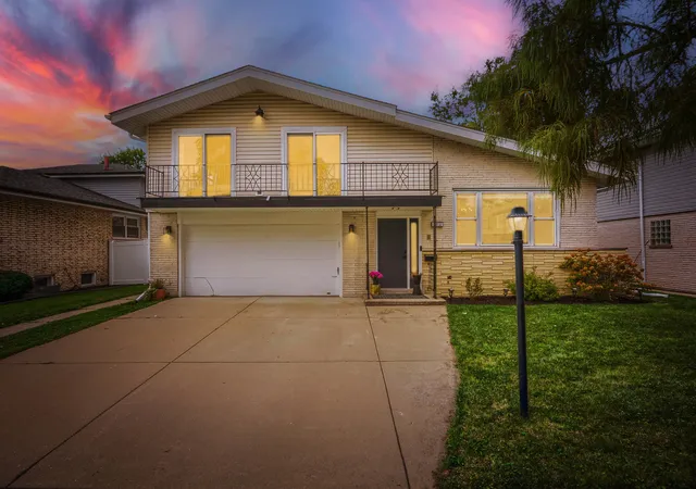 Photo 3 of Single family home for sale at 10932 S Kilbourn Ave, Oak Lawn, IL 60453 | MLS# 12782361 | Listing updated on 2026-10-10