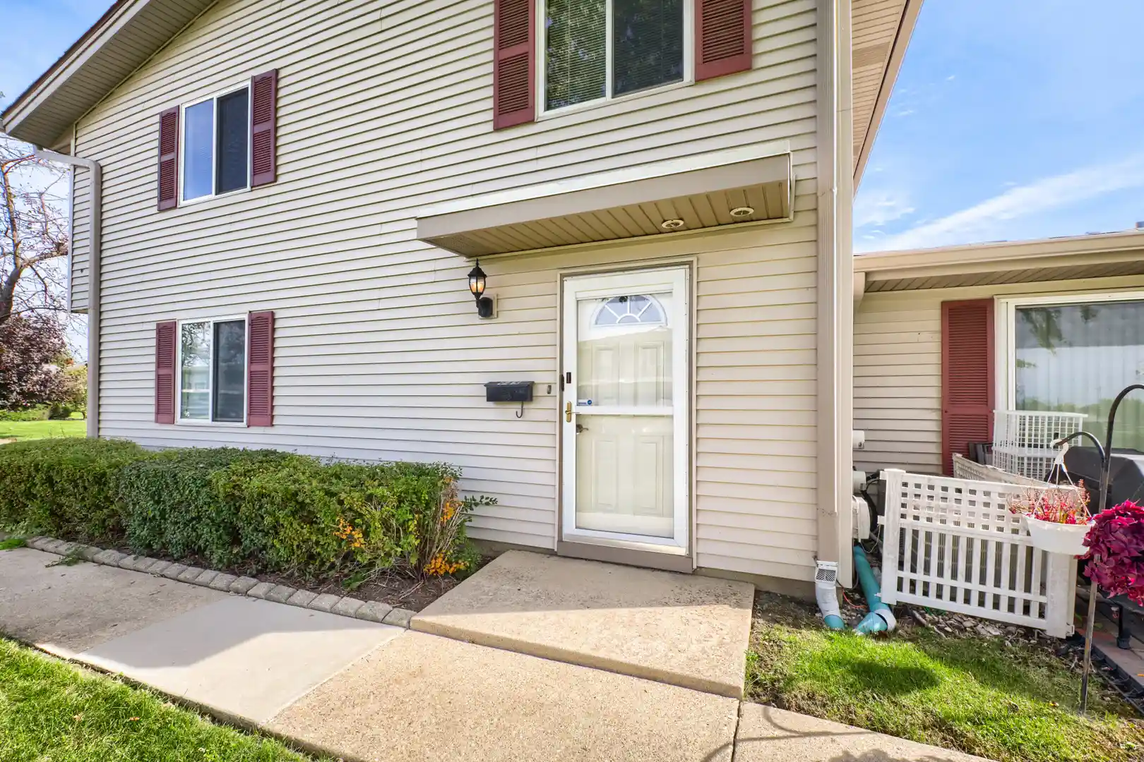 Listing Photo 1 - Condo for sale in 945 Shattuck Ln located at 945 Shattuck Ln, Schaumburg, IL 60194 - Unit 945 Shattuck Ln