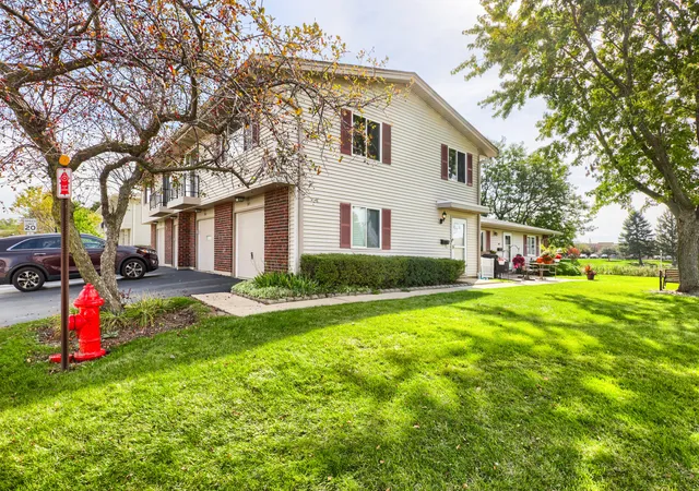 Listing Photo 2 - Condo for sale in building located at 945 Shattuck Ln, Schaumburg, IL 60194 - Unit #0