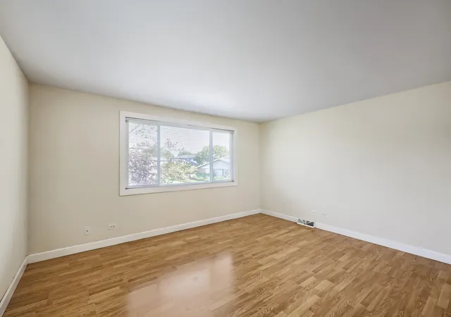 Listing Photo 3 - Condo for sale in building located at 945 Shattuck Ln, Schaumburg, IL 60194 - Unit #0