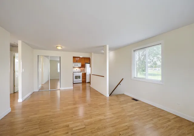 Listing Photo 4 - Condo for sale in building located at 945 Shattuck Ln, Schaumburg, IL 60194 - Unit #0