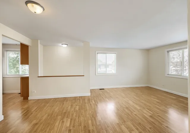 Listing Photo 5 - Condo for sale in building located at 945 Shattuck Ln, Schaumburg, IL 60194 - Unit #0