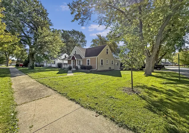 Photo 2 of Single family home for sale at 21 E Lyndale Ave, Northlake, IL 60164 | MLS# 12782372 | Listing updated on 2026-10-10