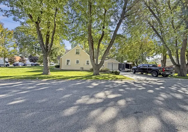 Photo 3 of Single family home for sale at 21 E Lyndale Ave, Northlake, IL 60164 | MLS# 12782372 | Listing updated on 2026-10-10