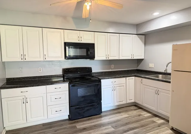 Listing Photo 3 - Condo for sale in building located at 1768 S Hance Dr, Freeport, IL 61032 - Unit #2