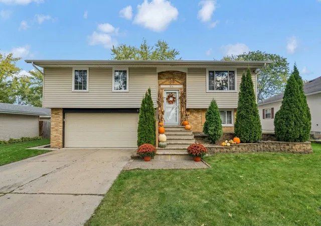 Photo 2 of Single family home for sale at 916 Stowell Ave, Streamwood, IL 60107 | MLS# 12782424 | Listing updated on 2026-10-22