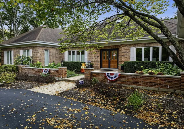 Photo 1 of Single family home for sale at 14 Bridlewood Trl, South Barrington, IL 60010 | MLS# 12782435 | Listing updated on 2026-10-20