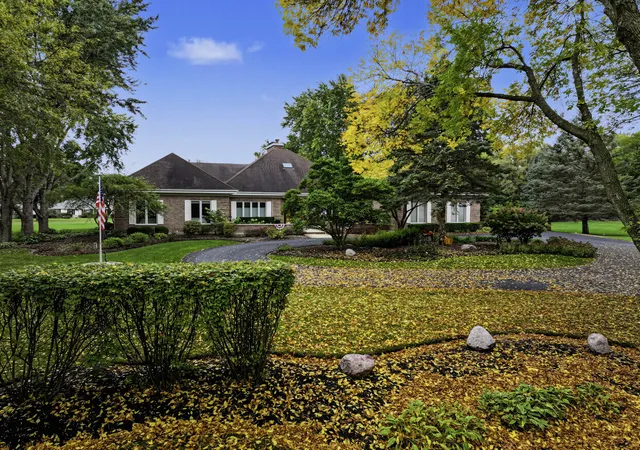Photo 3 of Single family home for sale at 14 Bridlewood Trl, South Barrington, IL 60010 | MLS# 12782435 | Listing updated on 2026-10-20