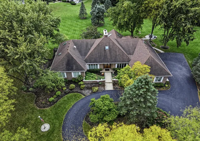 Photo 3 of Single family home for sale at 14 Bridlewood Trl, South Barrington, IL 60010 | MLS# 12782435 | Listing updated on 2026-10-20