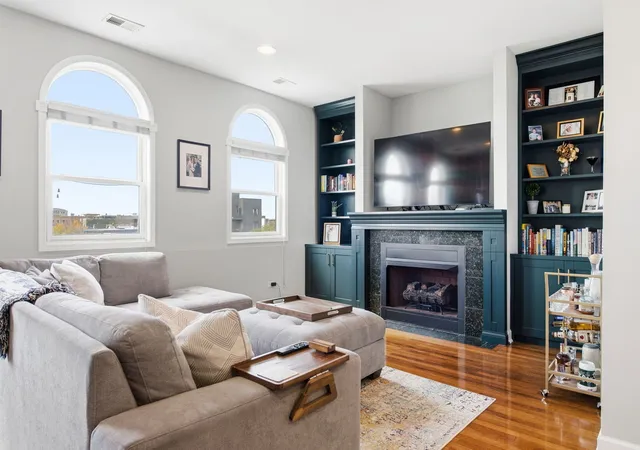 Listing Photo 3 - Condo for sale in building located at 523 N Racine Ave, Chicago, IL 60642 - Unit #4