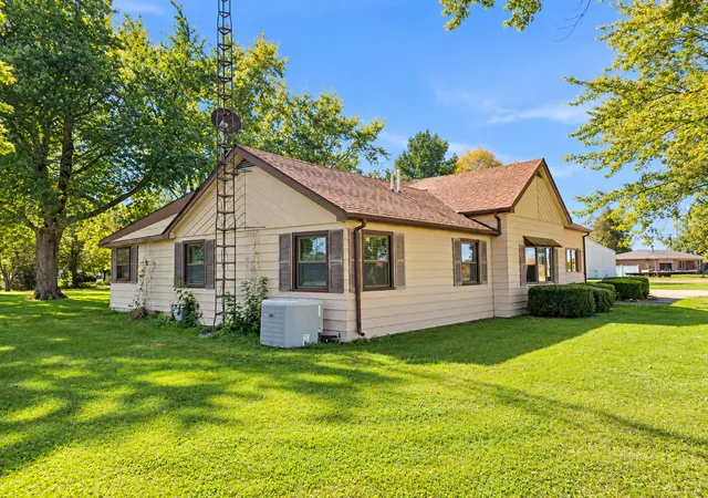 Photo 3 of Single family home for sale at 961 E North St, Ashkum, IL 60911 | MLS# 12782471 | Listing updated on 2026-10-10