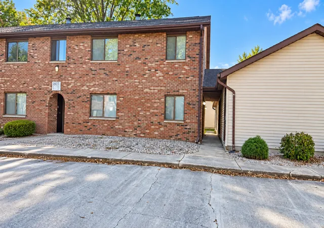 Listing Photo 1 - Condo for sale in building located at 1803 Oliver Dr, Urbana, IL 61802 - Unit #4