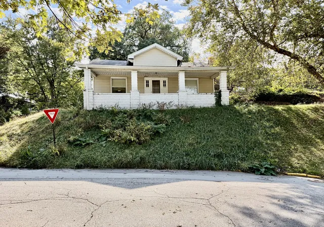 Photo 1 of Single family home for sale at 206 8th Street, Silvis, IL 61282 | MLS# 12782567 | Listing updated on 2026-10-10