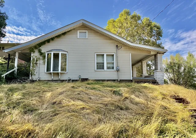 Photo 3 of Single family home for sale at 206 8th Street, Silvis, IL 61282 | MLS# 12782567 | Listing updated on 2026-10-10