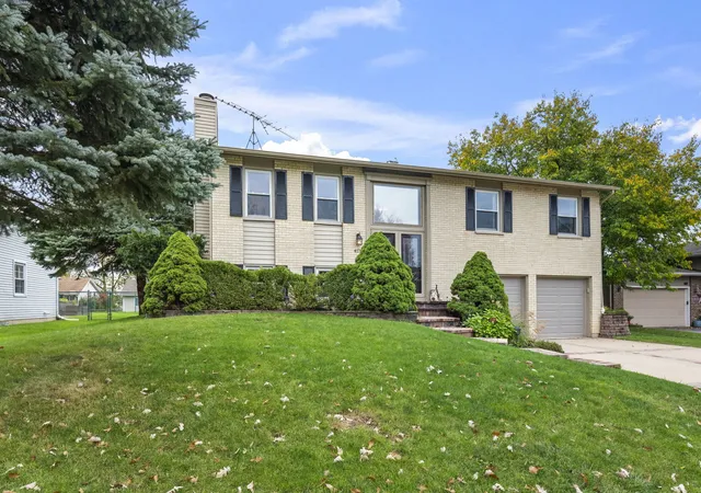 Photo 2 of Single family home for sale at 4175 Crimson Dr, Hoffman Estates, IL 60192 | MLS# 12782577 | Listing updated on 2026-10-20