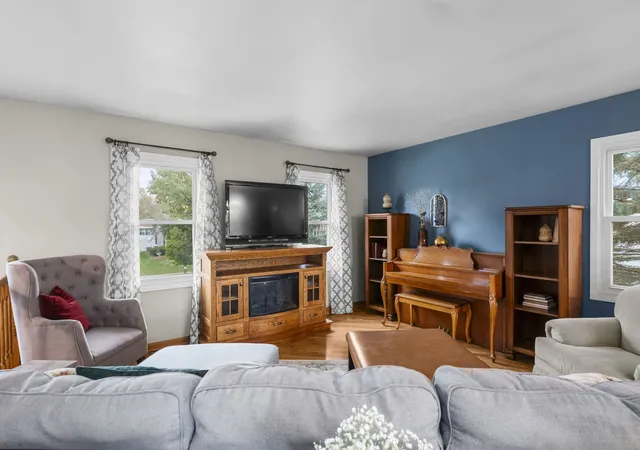 Photo 3 of Single family home for sale at 4175 Crimson Dr, Hoffman Estates, IL 60192 | MLS# 12782577 | Listing updated on 2026-10-20