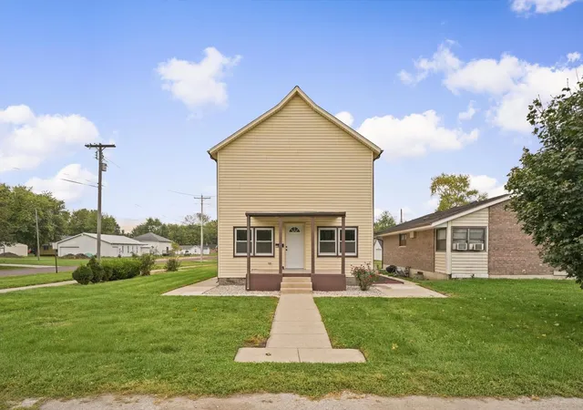 Photo 2 of Single family home for sale at 523 W 9th Street, Gibson City, IL 60936 | MLS# 12782585 | Listing updated on 2026-10-21