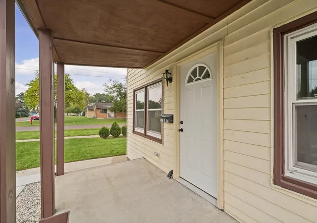 Photo 4 of Single family home for sale at 523 W 9th Street, Gibson City, IL 60936 | MLS# 12782585 | Listing updated on 2026-10-21