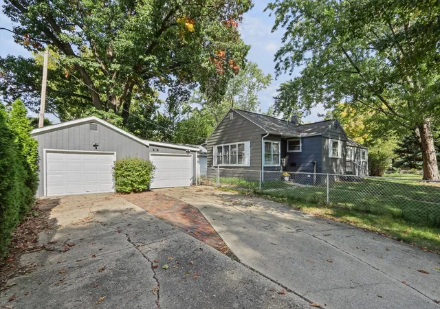 Photo 4 of Single family home for sale at 801 N Busey Ave, Urbana, IL 61801 | MLS# 12782594 | Listing updated on 2026-10-11